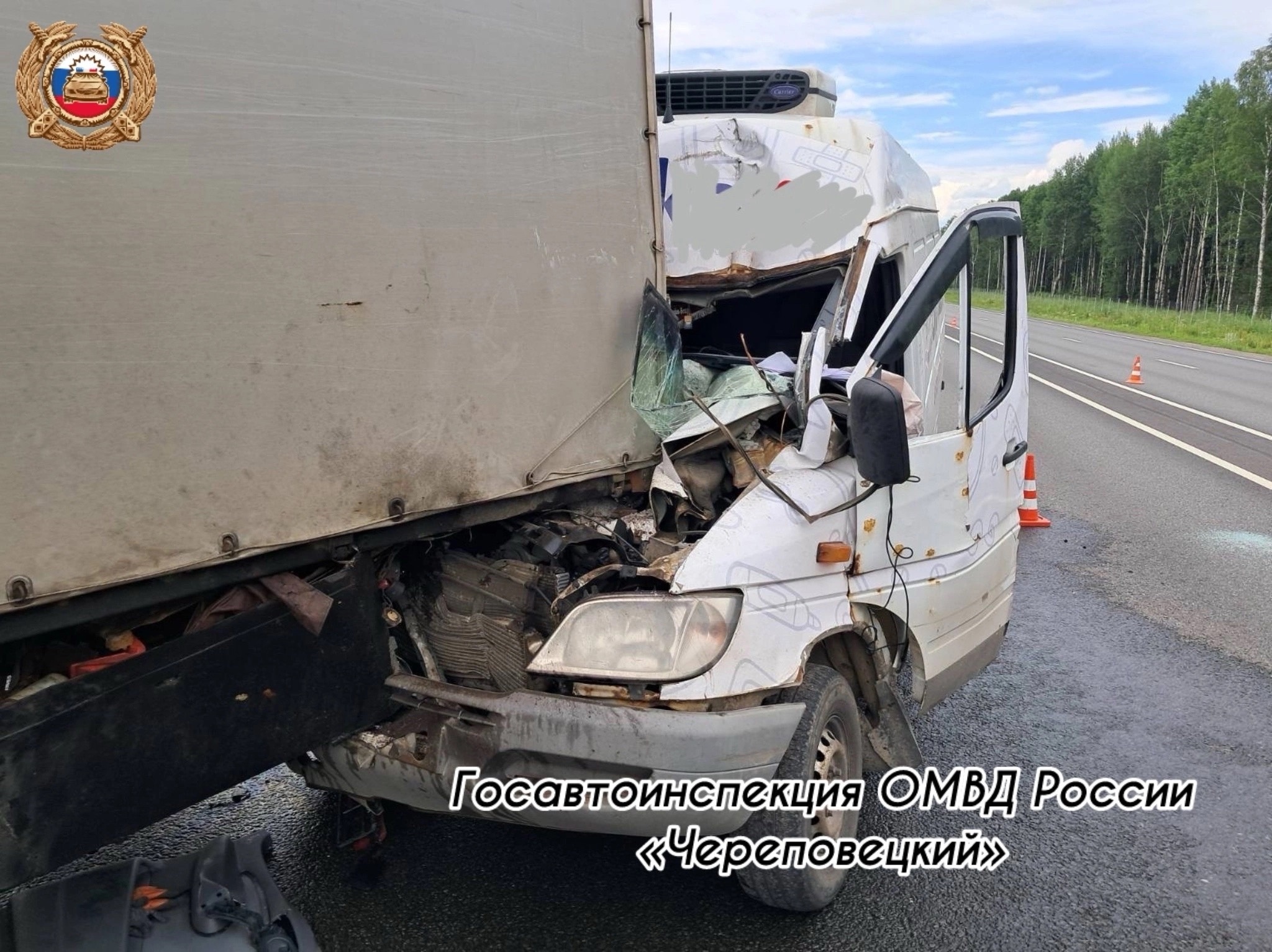 Молодой водитель чудом остался жив после жёсткой аварии с большегрузом под  Череповцом